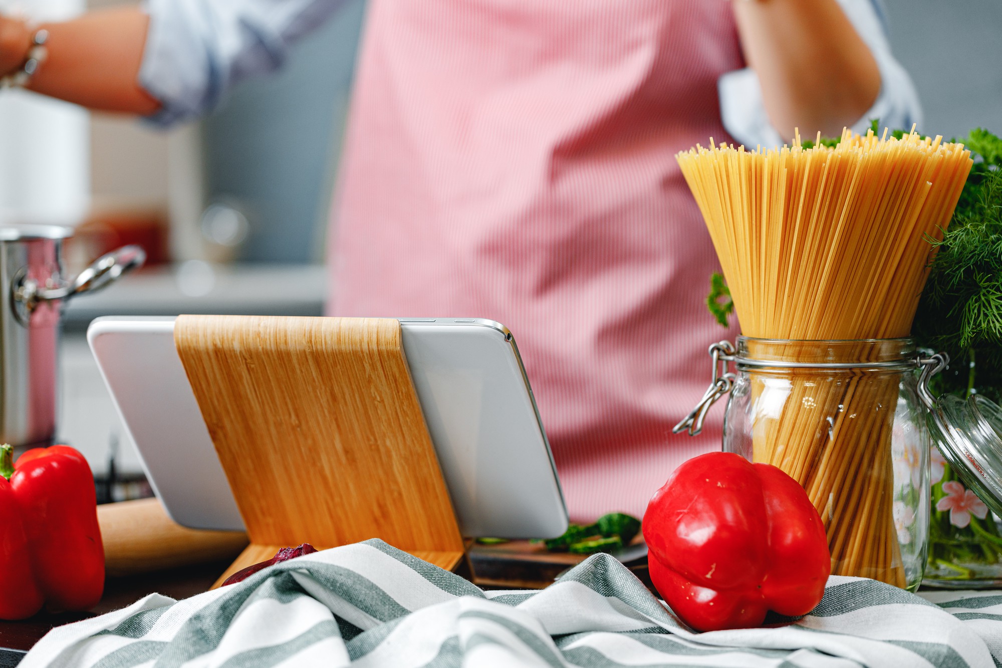 virtuvės stalas su ingredientais
